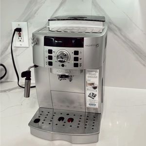 DeLonghi Magnifica XS Automatic Coffee Machine Latte